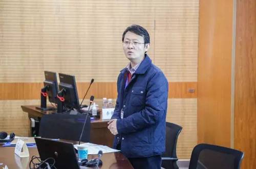 图9 大连海事大学邓耀臣作主旨发言 图9 大连海事大学邓耀臣作主旨发言