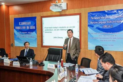 图2 上海市外文学会会长叶兴国作主旨发言 图2 上海市外文学会会长叶兴国作主旨发言