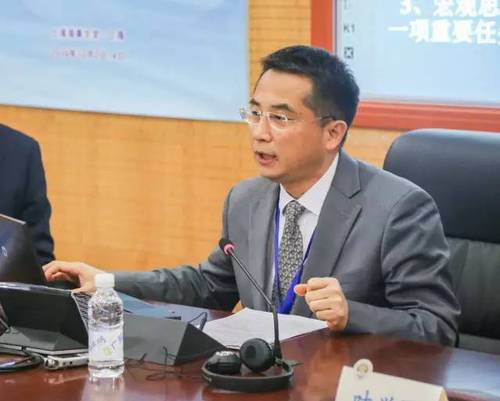 图5 交通部长江航道局副局长许贵斌作主旨发言 图5 交通部长江航道局副局长许贵斌作主旨发言