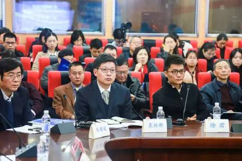 图13 与会者专注听取报告 图13 与会者专注听取报告